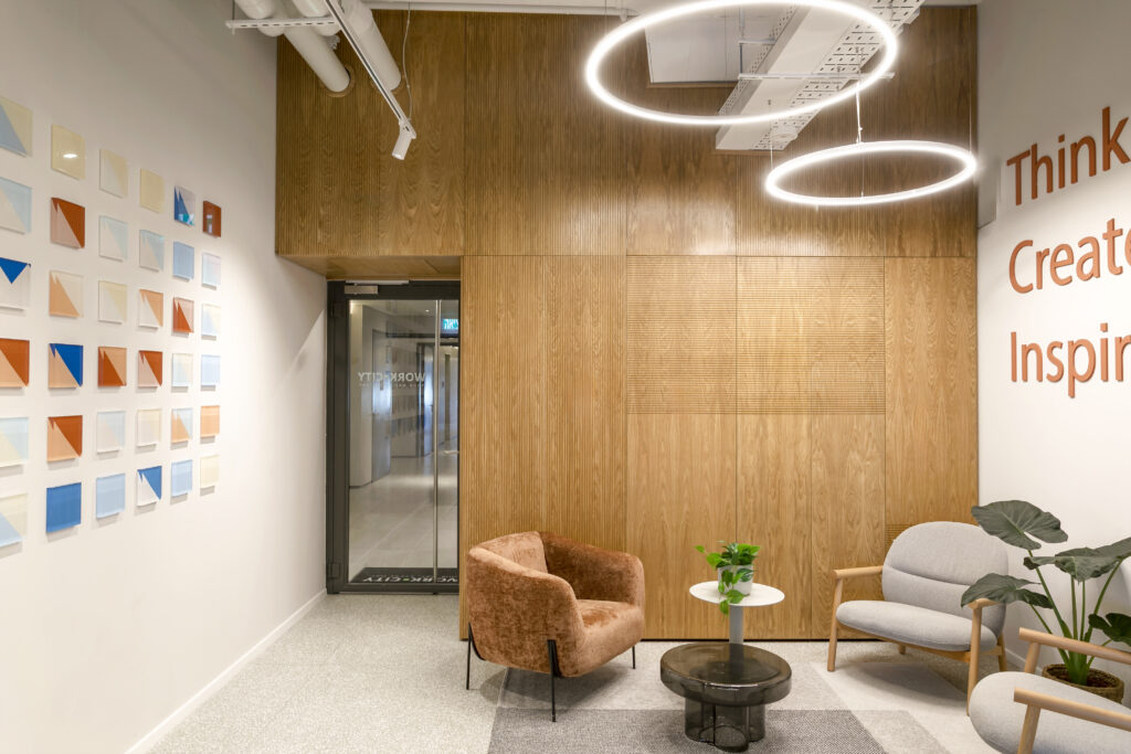 פינת המתנה וכניסה למתחם וורק סיטי פתח תקווה